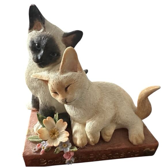 A Country Artist Kitten Tales Book of Friendship Cat Figurine CA04664 - Picture 1 of 9